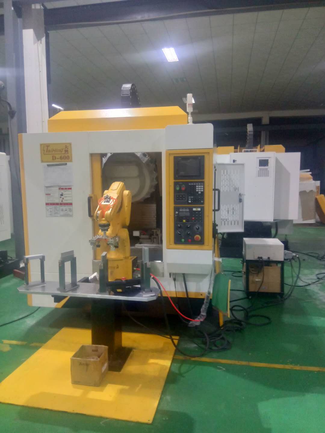 高速钻孔攻牙机D-600 (带机械手，全自动上下料）